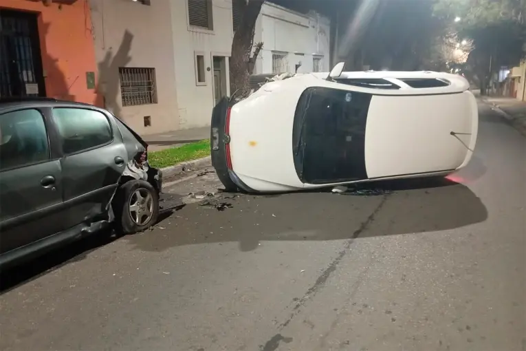 Chocó contra un auto estacionado y volcó en Paraná: dijo que intentó esquivar un perro