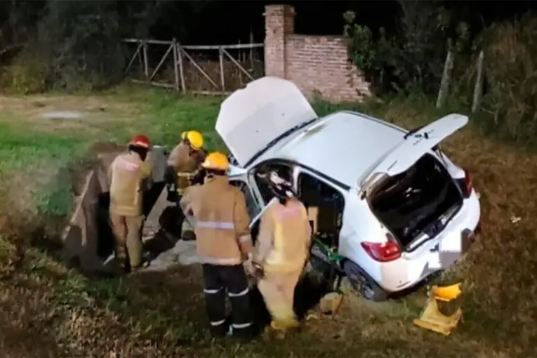 Cargaban el celular en el auto, explotó y chocaron contra una alcantarilla