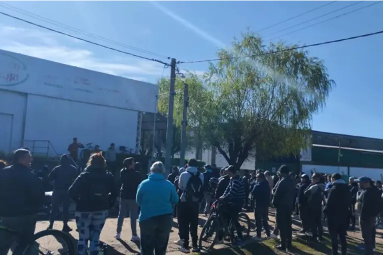 Trabajadores de Granja Tres Arroyos convocan a una movilización por salarios y reapertura
