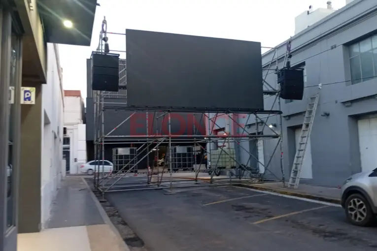 Ya instalaron la pantalla LED para ver el debut de Argentina: "Me alegra porque se vive el Mundial de otra forma"