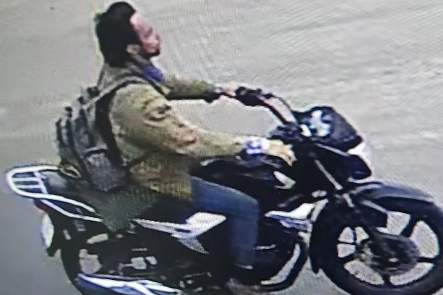 Momento del robo de la moto.