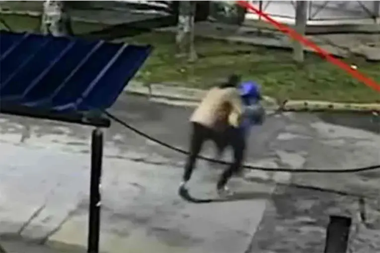 Una joven denunció que quisieron secuestrarla mientras esperaba el colectivo