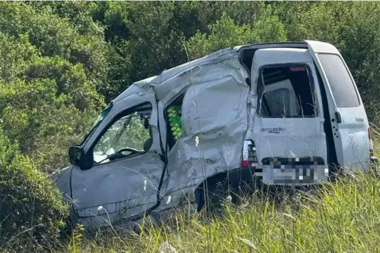 Dos muertos y un herido grave tras un choque frontal entre un camión y una utilitaria