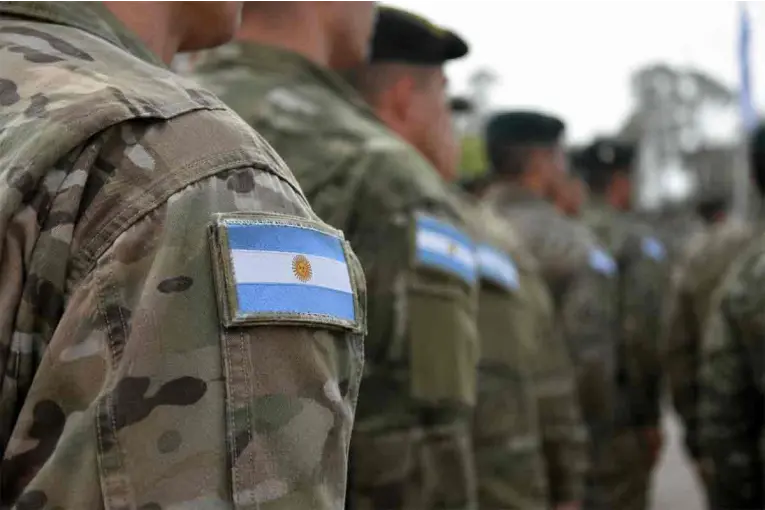 Militares cobrarán un nuevo suplemento salarial por títulos universitarios y posgrados