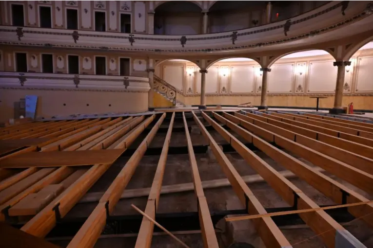 Avanza la reconstrucción del piso del Teatro Gualeguaychú