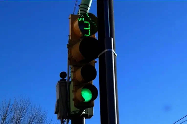 Por primera vez instalaron un semáforo con inteligencia artificial en una ciudad argentina