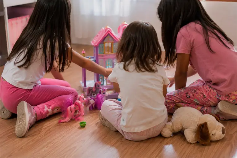 Buscan familia para adoptar a tres hermanitas que no quieren ser separadas