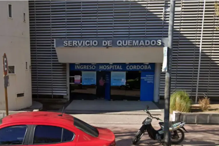 Murió una mujer tras la explosión de un celular que se cargaba dentro de un auto