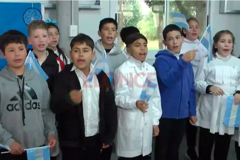 Con emoción y banderitas en alto, alumnos de las escuelas de La Picada prometieron lealtad a la Bandera