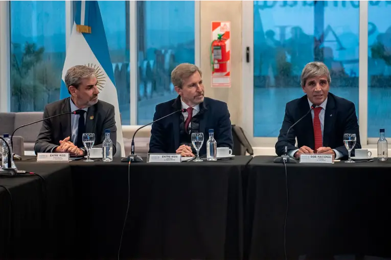 Frigerio recibió a Caputo en Paraná y afirmó: "Estamos en condiciones de escribir el próximo capítulo del pacto fiscal"