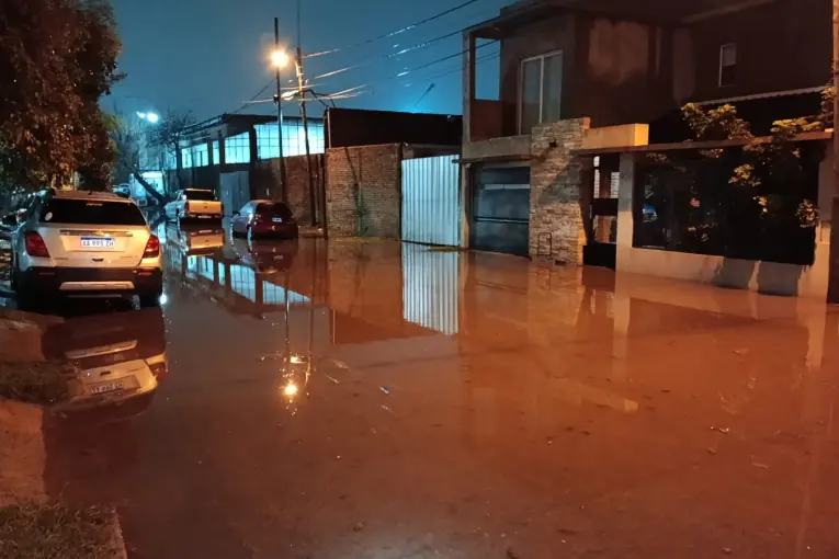 Reportaron anegamiento en una zona y brindaron asistencia en barrios de Paraná tras la tormenta
