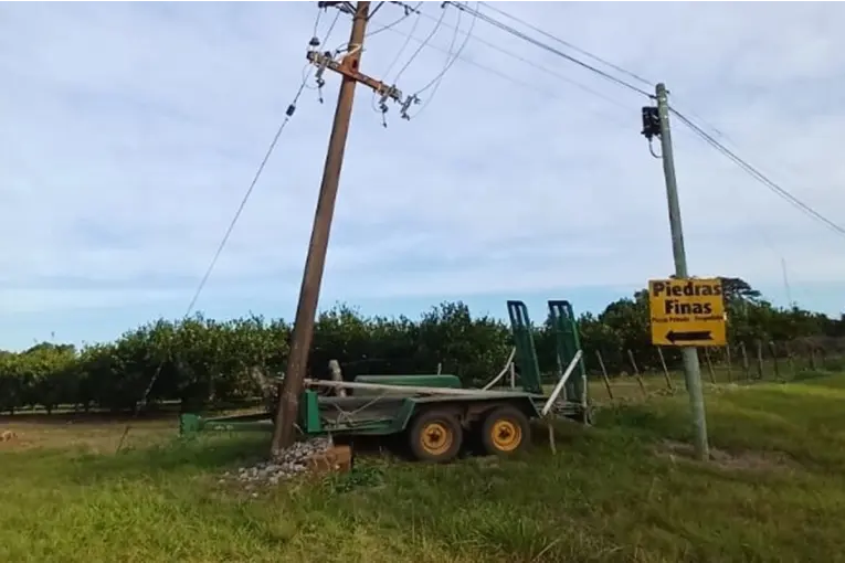 Un acoplado chocó una columna y dejó sin energía a gran parte de Chajarí y alrededores