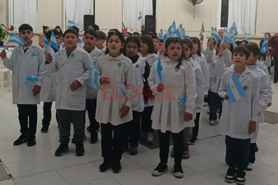 Alumnos de escuela 25 de Mayo de Paran&aacute; (foto Elonce)