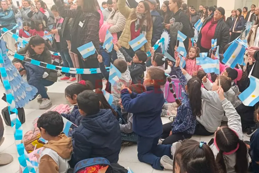 Alumnos de escuela 25 de Mayo de Paran&aacute; (foto Elonce)
