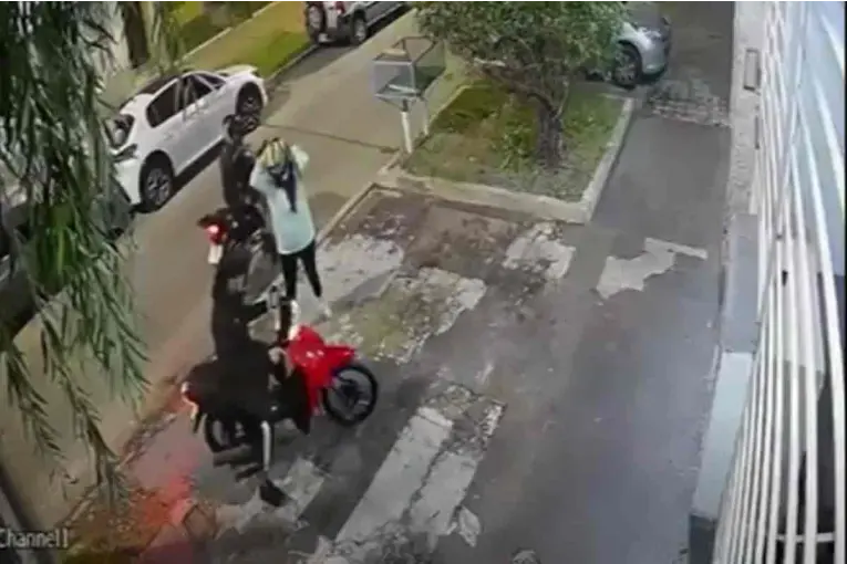 Le aplicó una descarga eléctrica a un ladrón y evitó que le robaran la moto