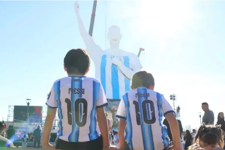La estatua más grande del mundo de Lionel Messi fue inaugurada en Argentina