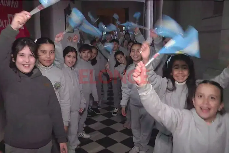 Con banderitas de Elonce, alumnos prometieron lealtad a la enseña patria en escuela de Paraná