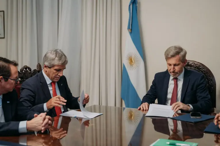 Rogelio Frigerio selló con Caputo un acuerdo que incluye deudas e inmuebles del ex Procrear