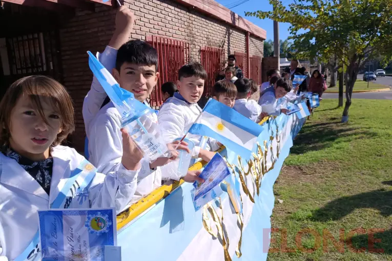 Fotos de los actos de promesa de lealtad a la Bandera: emoción y sonrisas en escuelas de Paraná