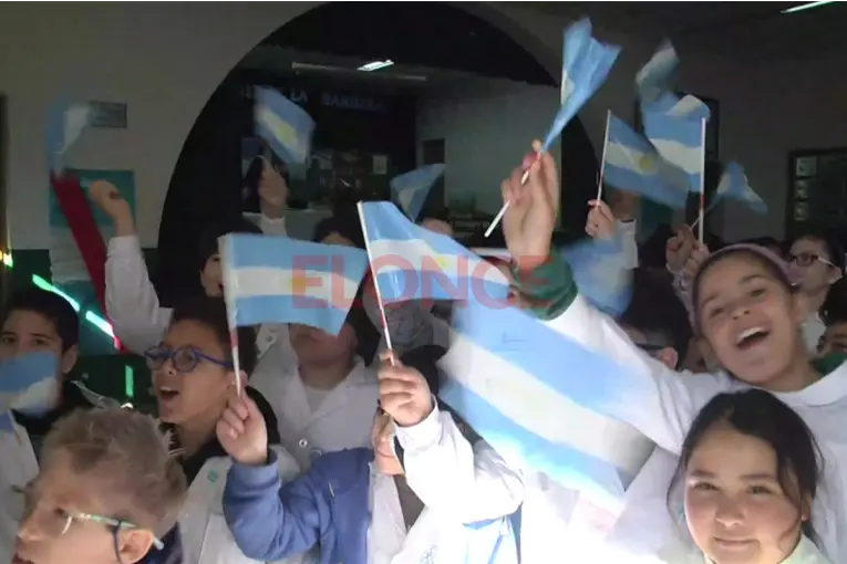 Alumnos de la escuela República de Chile honraron la bandera argentina y destacaron su valor patrio