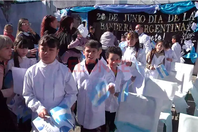 Alumnos de la Escuela Zubiaur realizaron la promesa de lealtad a la bandera y homenajearon a veteranos de Malvinas