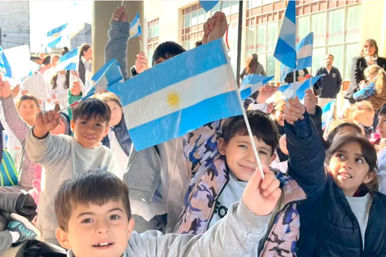 Actos por el Día de la Bandera y promesa de lealtad: fotos de emotiva jornada en escuelas de Paraná