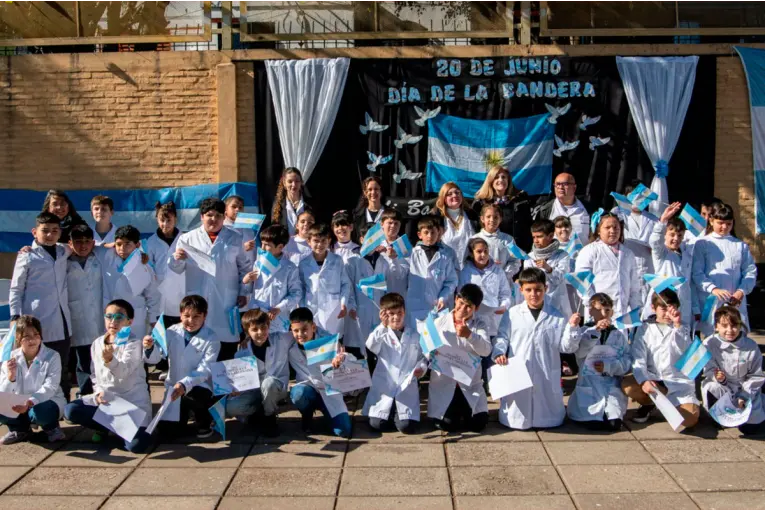 La Intendenta acompañó la promesa de lealtad a la Bandera en la Escuela Héroes de Malvinas
