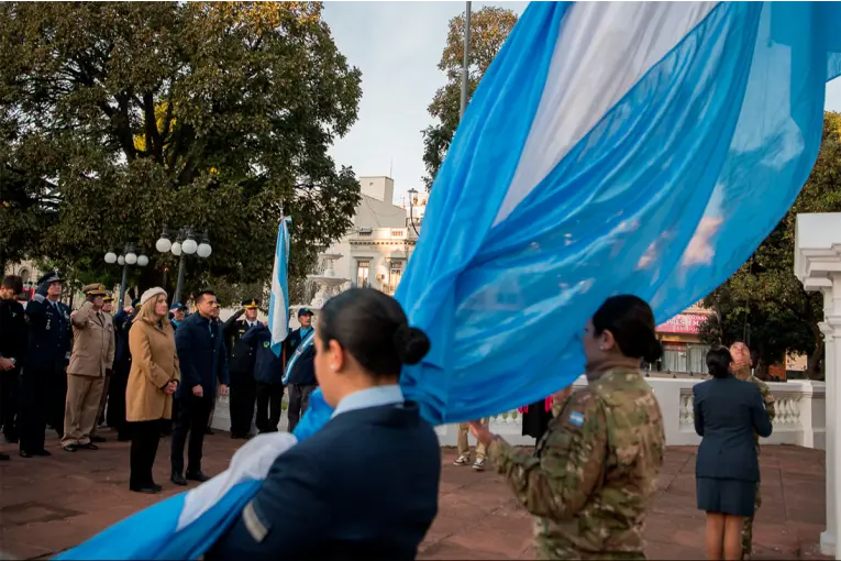 Paraná homenajeó a Manuel Belgrano con acto e izamiento de la Bandera Nacional