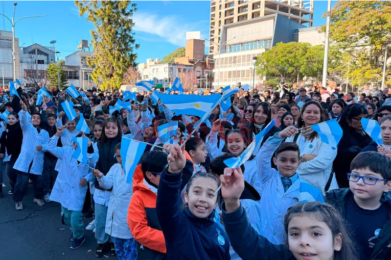 La emoción de un veterano de Malvinas por tomar la promesa de lealtad a la bandera a miles de alumnos en Paraná