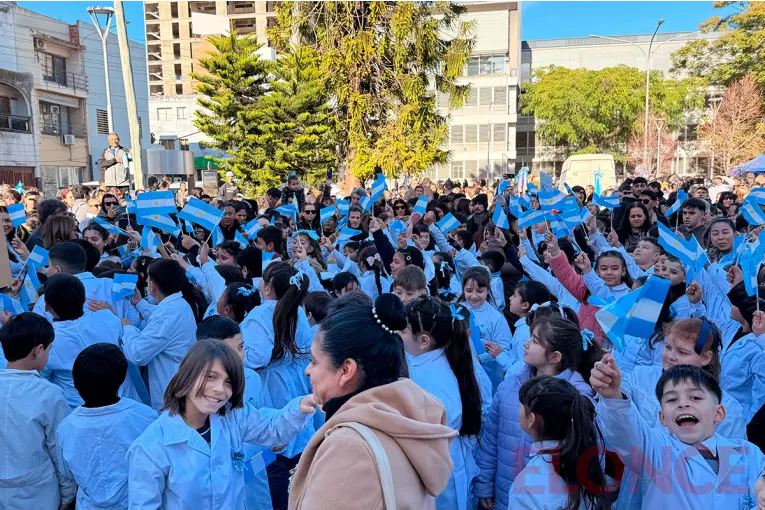 Miles de estudiantes prometieron lealtad a la Bandera en una multitudinaria ceremonia