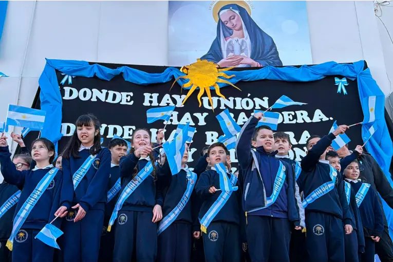 Reinauguraron la plaza Primera Junta con la promesa de lealtad a la Bandera de alumnos de la zona