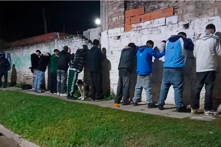 Secuestraron un revólver y detuvieron a un joven tras una persecución a un grupo de menores en Paraná