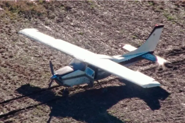 Investigan el hallazgo de una avioneta abandonada en una zona rural de Santa Fe