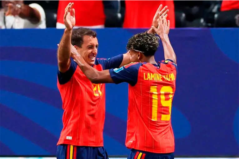 España aplastó 4 - 0 a Arabia Saudita y quedó en la cima del Grupo H