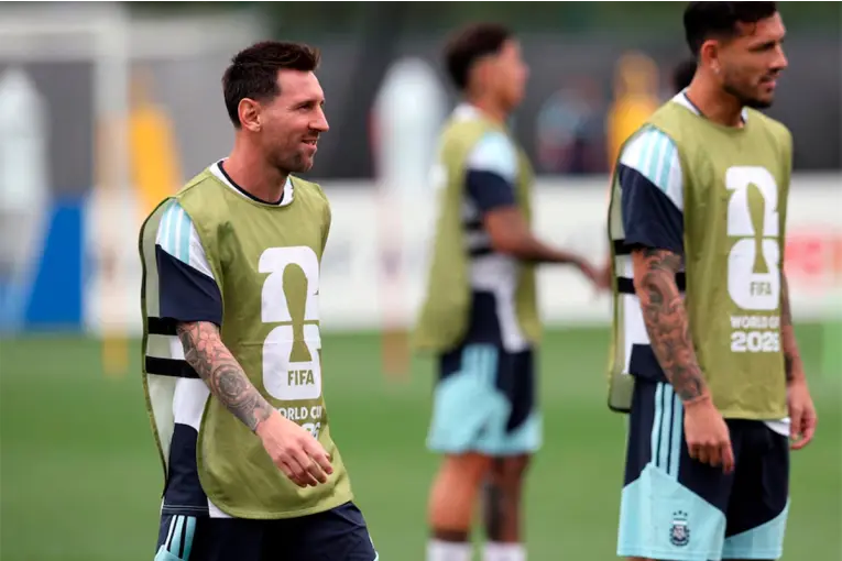 Scaloni recuperó a todo el plantel y prepara un solo cambio ante Austria