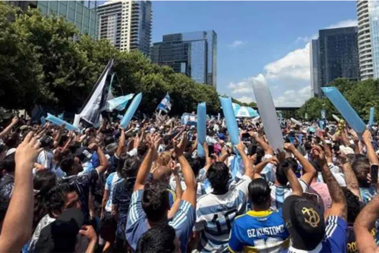 Argentinos coparon Dallas con un multitudinario banderazo antes del duelo ante Austria