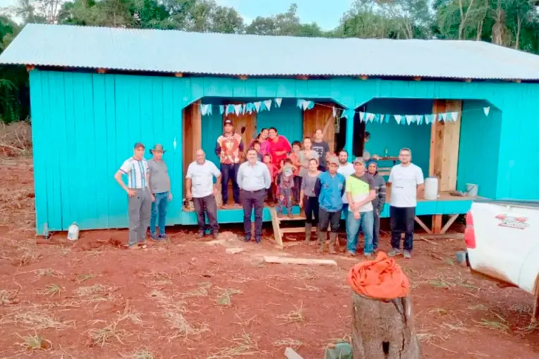 Un docente recorrió más de 1.000 kilómetros para iluminar una escuela rural