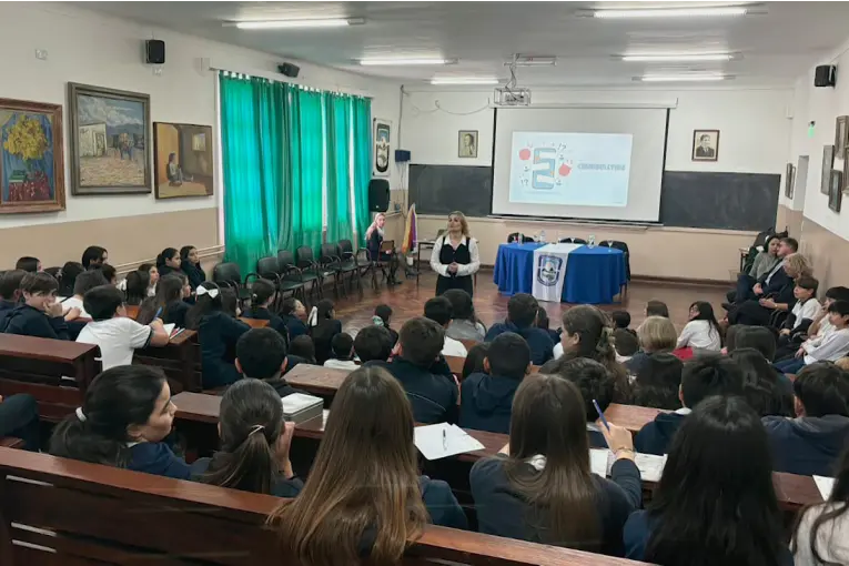 Capacitarán a estudiantes y docentes sobre prevención de delitos digitales en Paraná