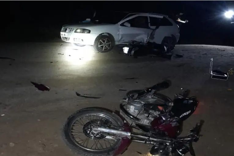 Chajarí: una moto chocó contra la puerta de un auto y su conductor sufrió heridas graves