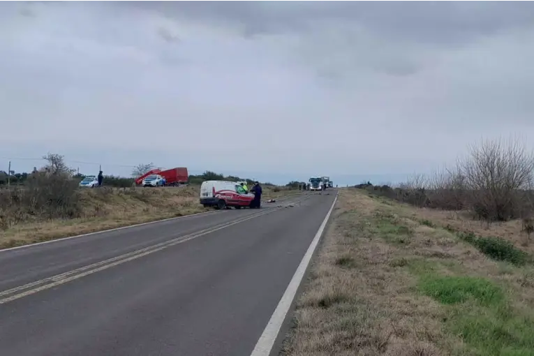 Fuerte choque entre un camión y una utilitaria en Ruta 18 dejó dos conductores hospitalizados