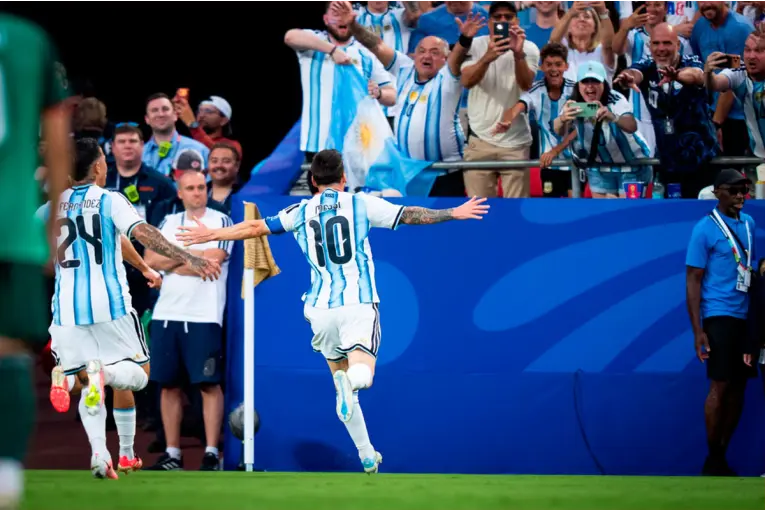 Argentina venció 2-0 a Austria y con un Messi brillante, avanzó a los 16avos de final