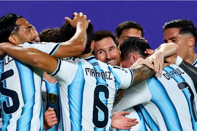 Argentina selló su clasificación tras vencer 2 a 0 a Austria con goles de Messi que agiganta su historia