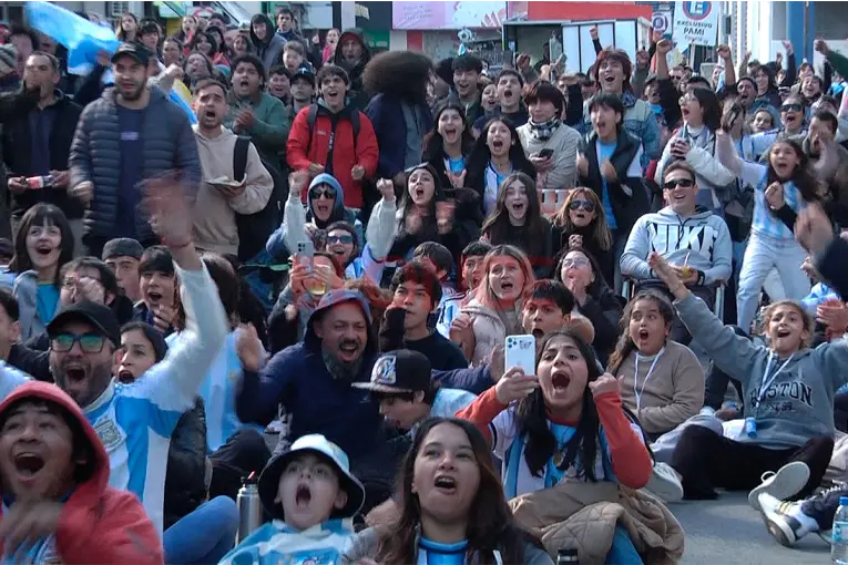 La fiesta en la Fan Zone de Paraná tras el doblete de Messi ante Austria: los gritos de gol y los testimonios de los hinchas