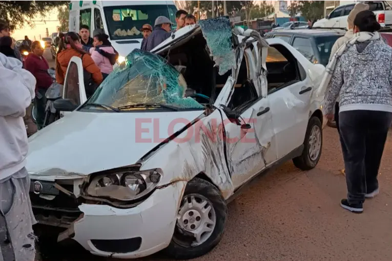 Videos: operario ebrio al volante de una retroexcavadora chocó varios autos y fue detenido en Concordia
