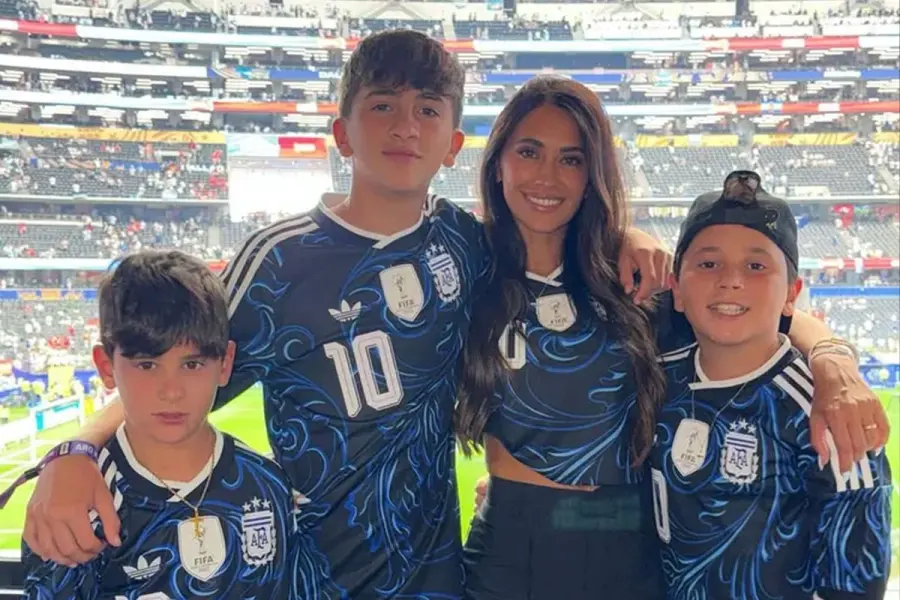 Antonela Roccuzzo en la victoria ante Austria.
