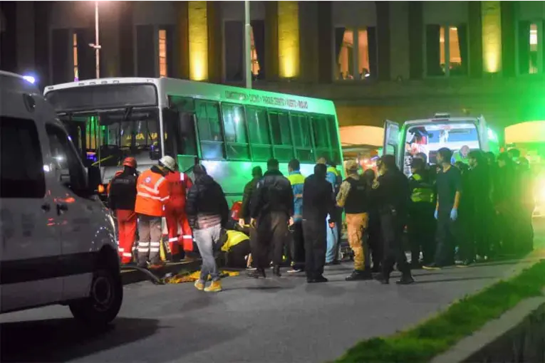 Colectivo atropelló a varias personas que estaban en una parada y mató a una joven