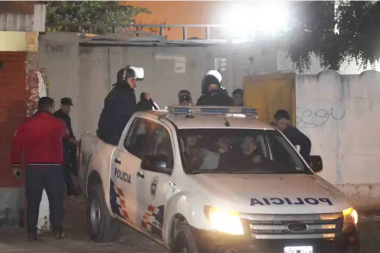 Detuvieron a una mujer acusada de abandonar a sus hijos: dormían en el piso