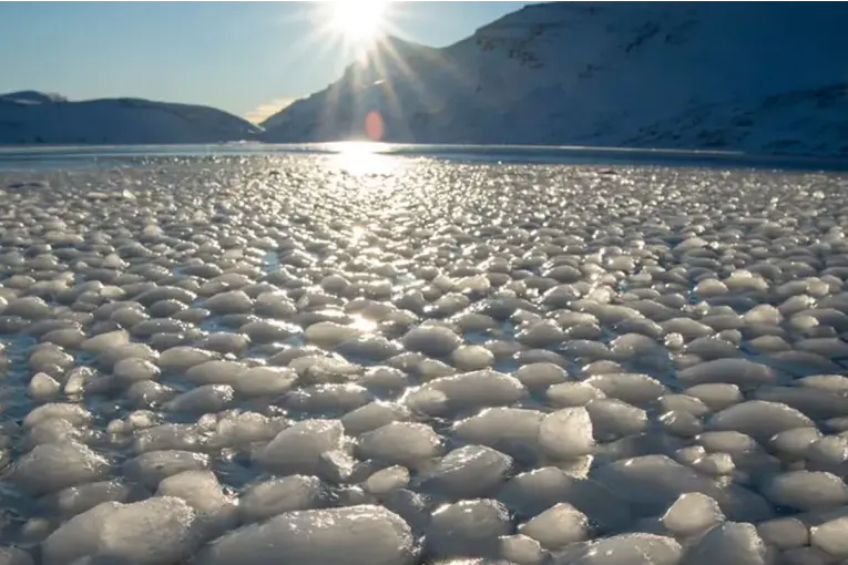 Miles de esferas de hielo cubrieron una laguna neuquina y dejaron una postal única