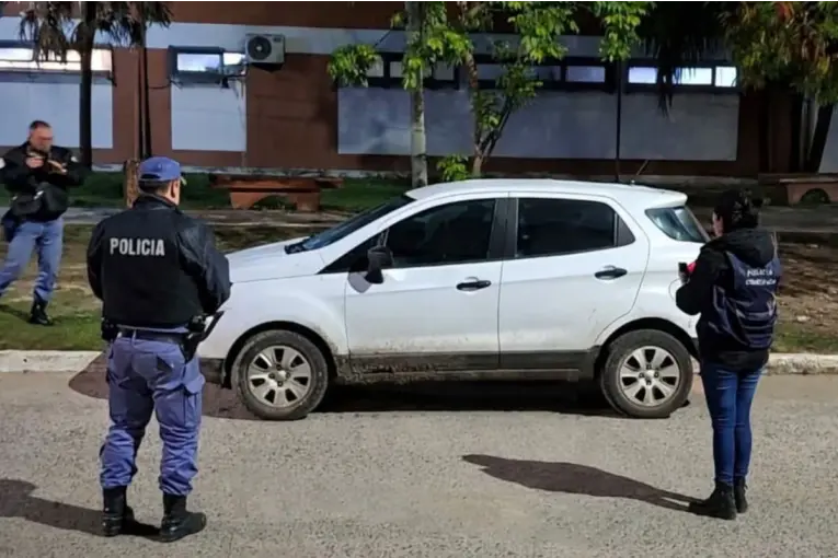 Mujer llegó sin vida al hospital y encontraron un feto en el auto que la llevó: investigan a su pareja