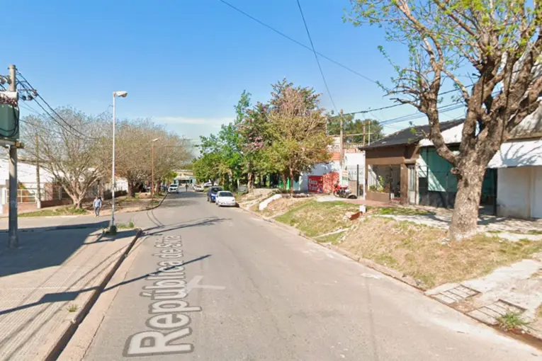 Denuncian que un sujeto en moto, acosa y toca a mujeres en un barrio de Paraná